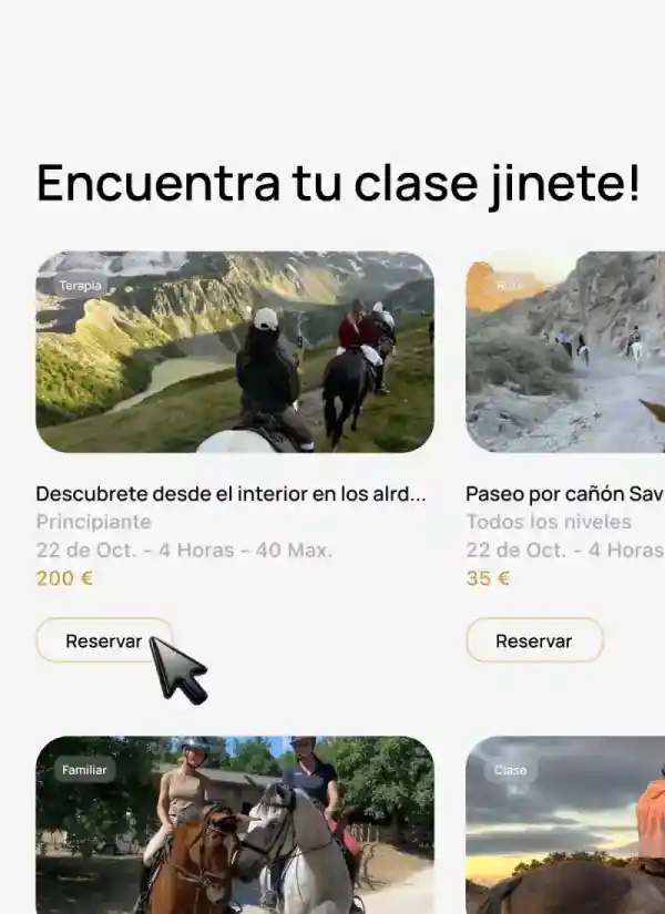 Alumnas consultando experiencias ecuestres en sus móviles junto a la pista
